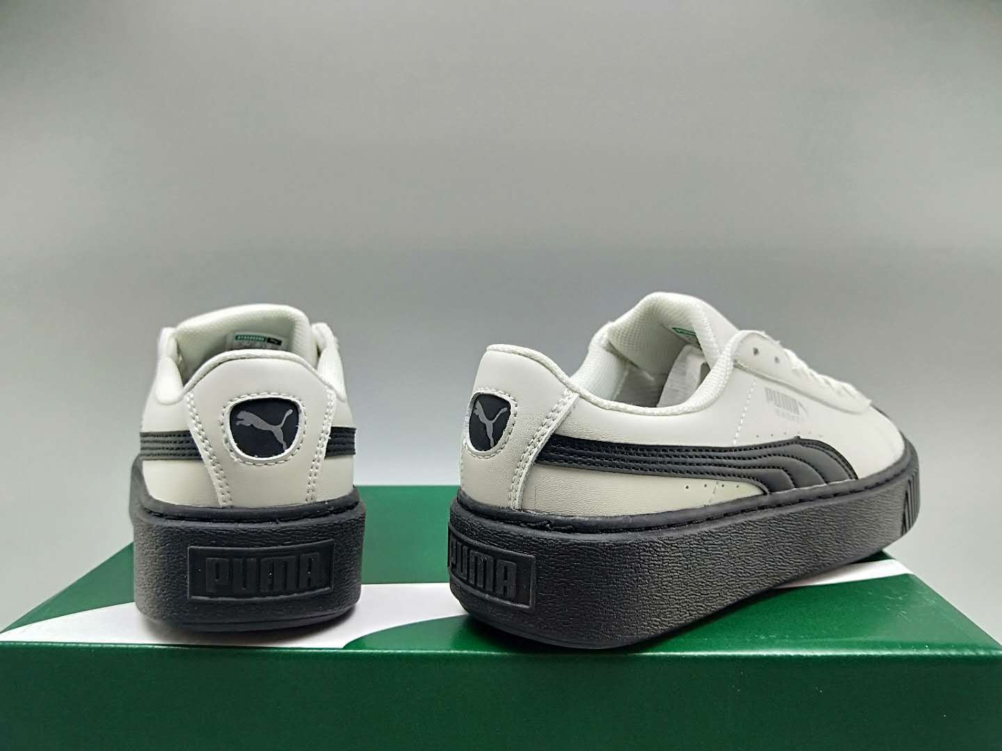 真标 Puma Basket Platfotm Patert Wn’ s 蕾哈娜二代松糕鞋 乳白镜面 货号：366723-04