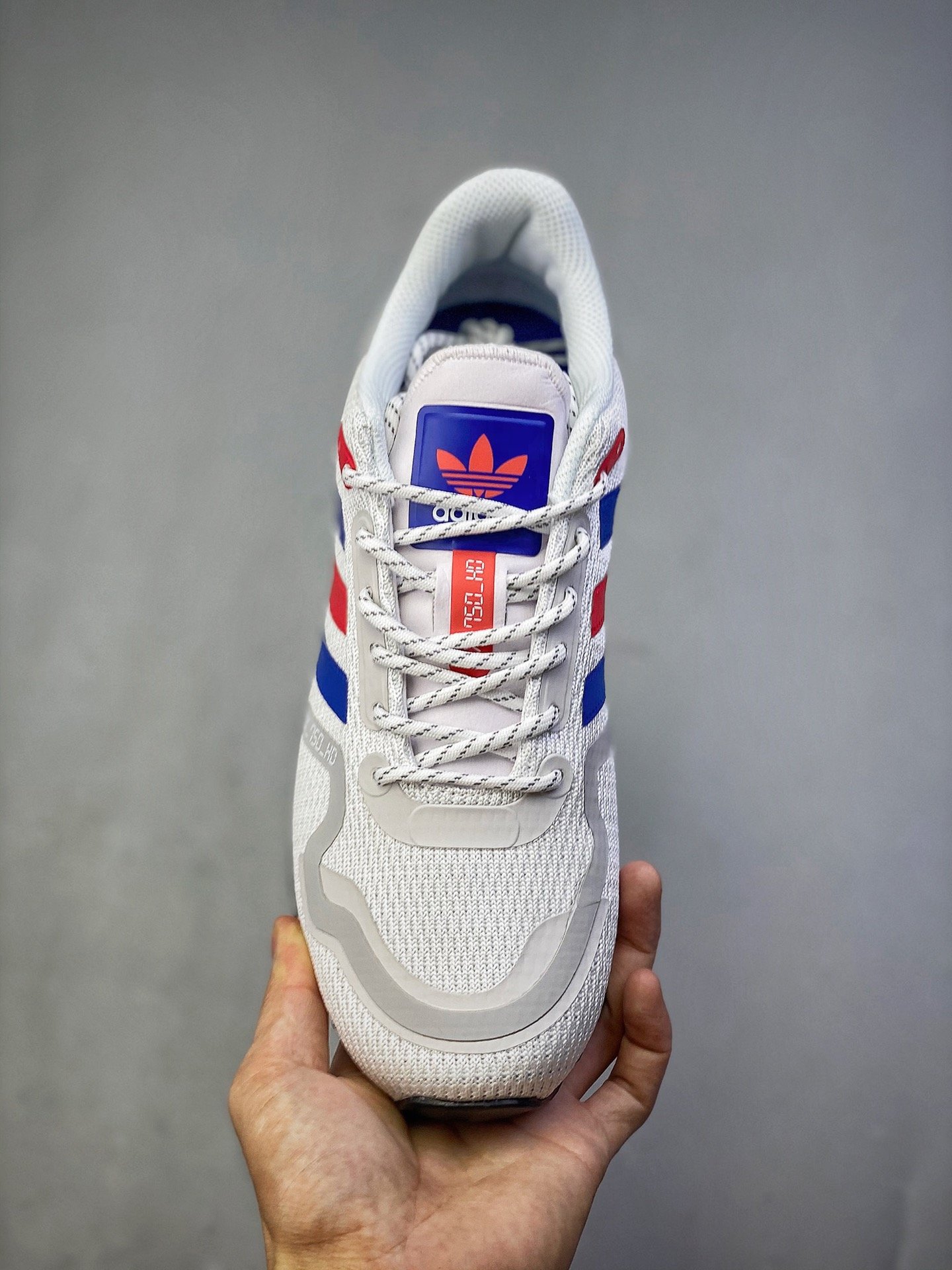 阿迪达斯 Adidas Originals ZX 750 Hd 灰蓝红 机能科技风复古运动休闲鞋。