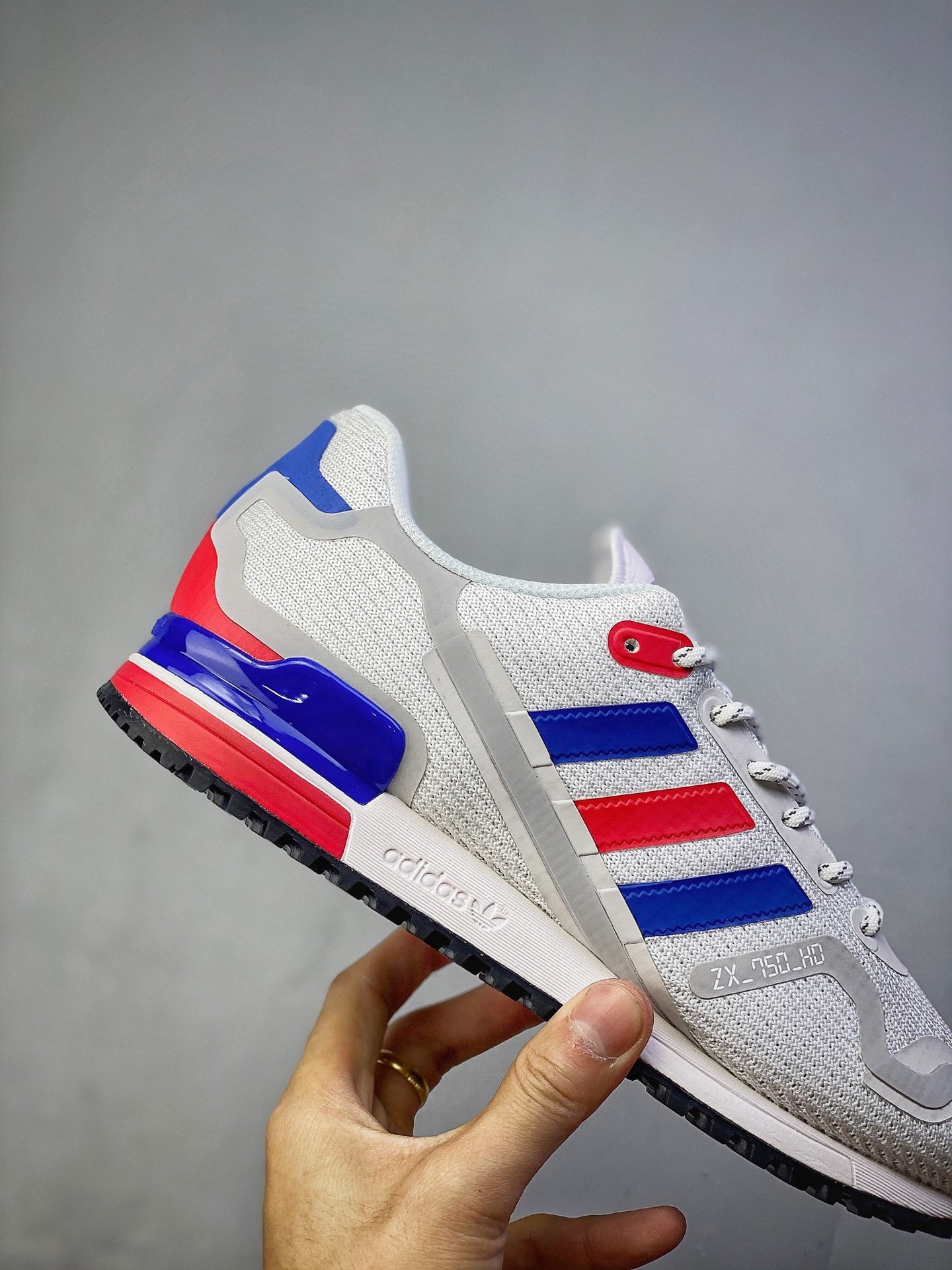 阿迪达斯 Adidas Originals ZX 750 Hd 灰蓝红 机能科技风复古运动休闲鞋。