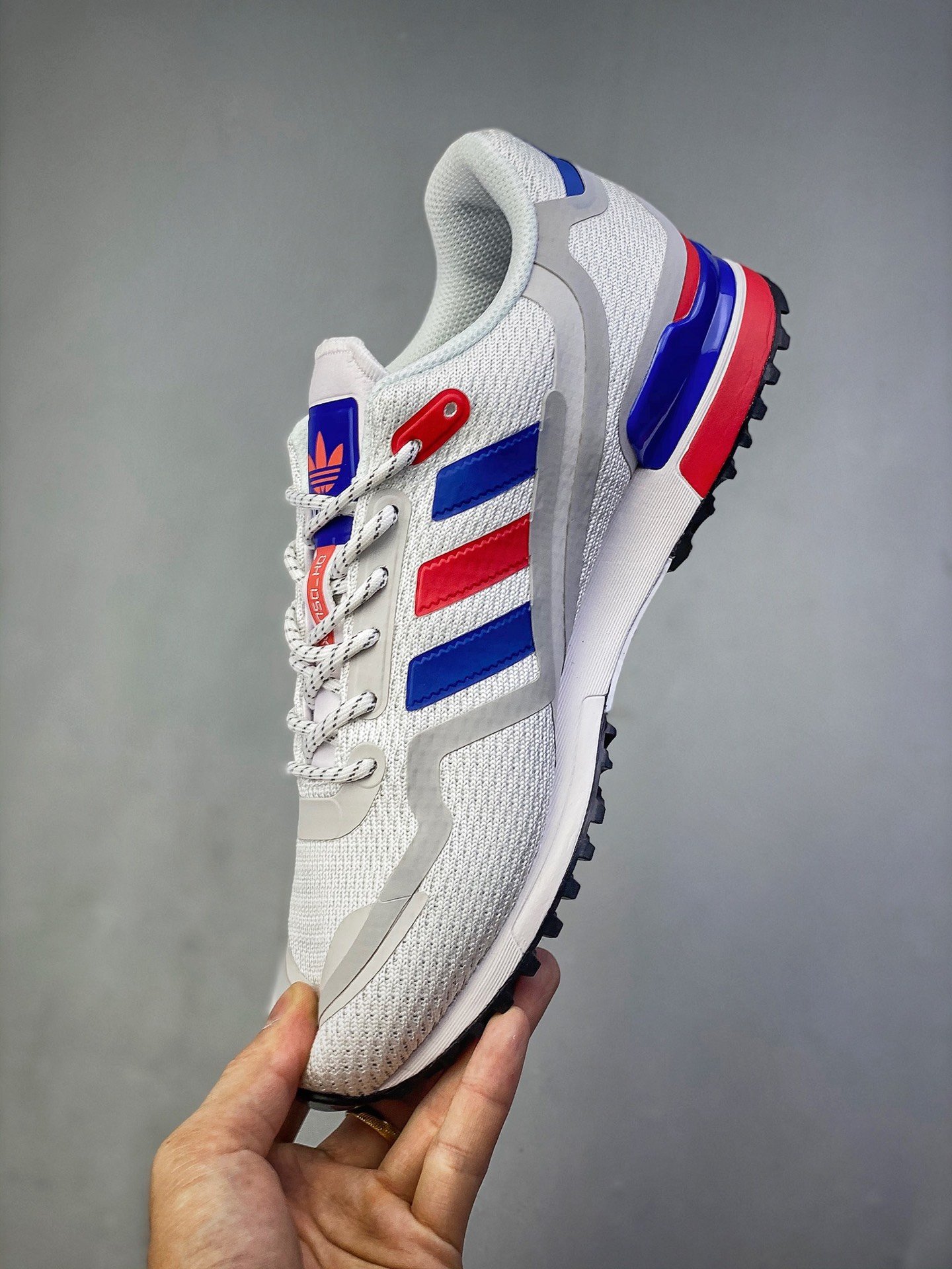 阿迪达斯 Adidas Originals ZX 750 Hd 灰蓝红 机能科技风复古运动休闲鞋。