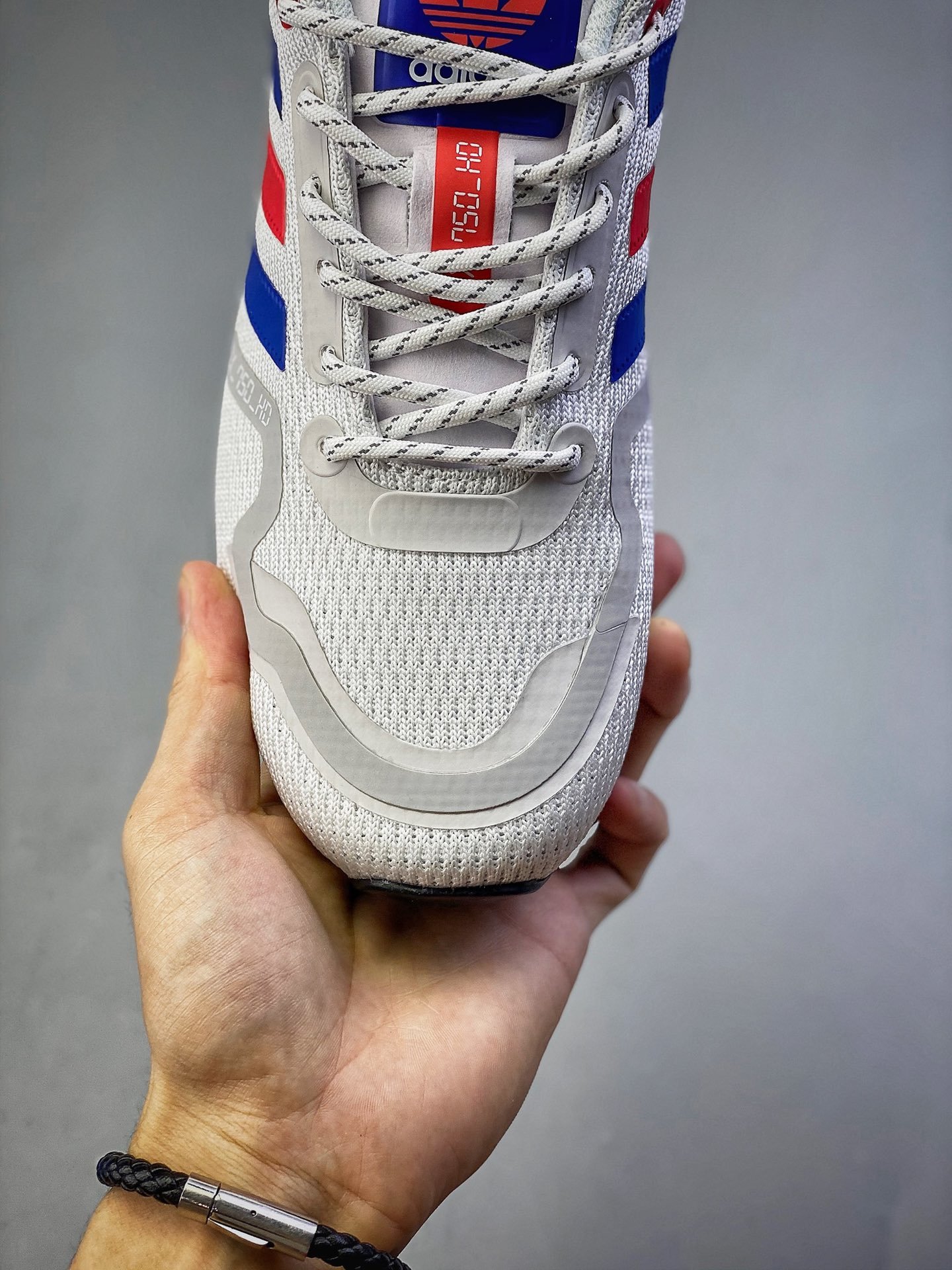 阿迪达斯 Adidas Originals ZX 750 Hd 灰蓝红 机能科技风复古运动休闲鞋。