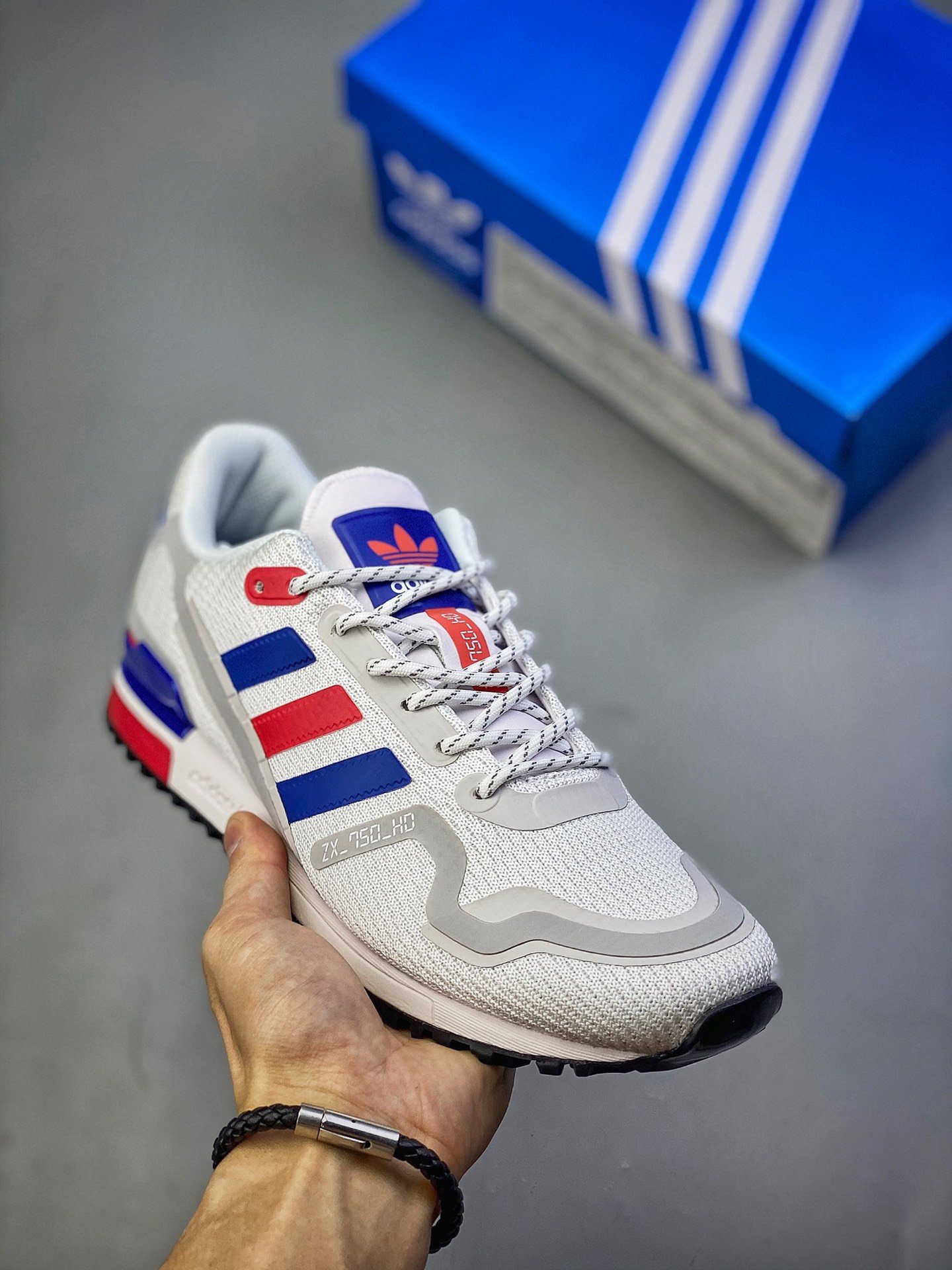 阿迪达斯 Adidas Originals ZX 750 Hd 灰蓝红 机能科技风复古运动休闲鞋。